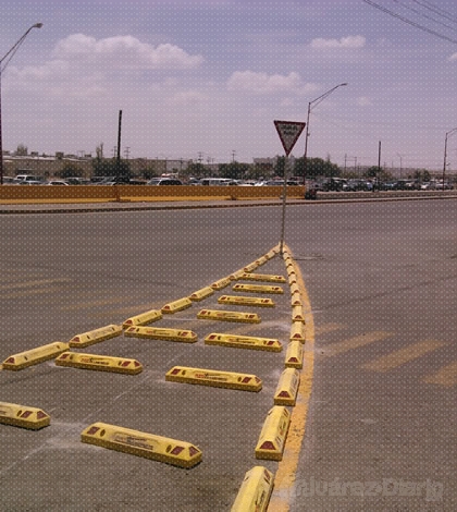 Colocan vialetones y cambian sentido de calle en Puente Internacional Zaragoza
