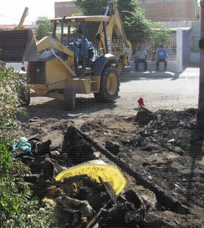 Entrega Municipio madera, cemento y muebles a pareja de adultos mayores que perdieron su vivienda en incendio