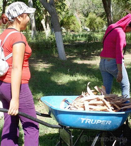 Trabajadores de empleo temporal apoyan en limpieza de parque El Chamizal