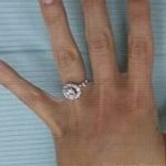 se opera la mano para salir bien en foto