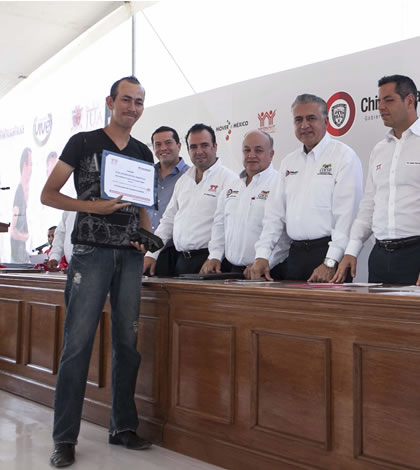 Entrega de Viviendas a Familias Desprotegidas