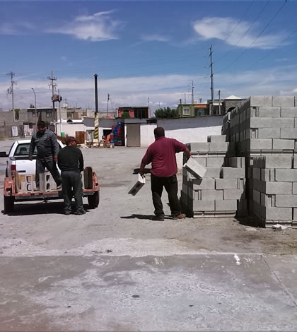 Entregan Material a Señora que Perdio Vivienda en Incendio