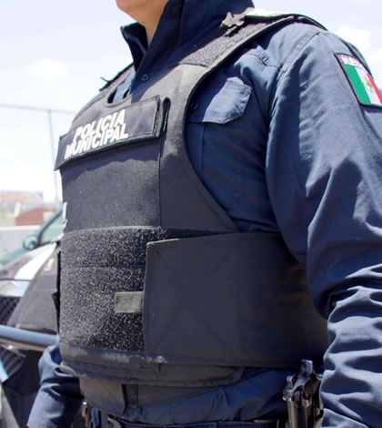 Equipan a elementos de la SSPM con fornituras y chalecos antibalas