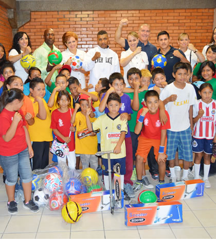 Boxeadores Visitan Centro de Atención al Menor y la Familia