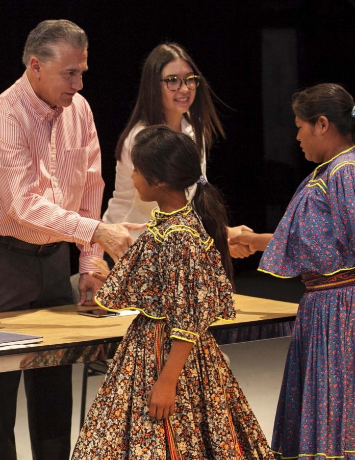 Entregan 400 Becas a Estudiantes Juarenses