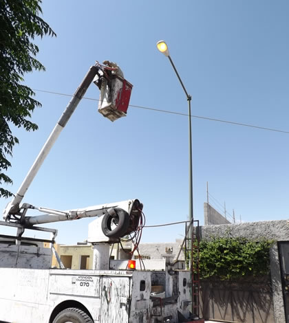 Reparan Alumbrado en Diversas Colonias
