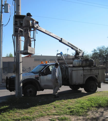 Arreglan Caja de Control que Apagó 60 Luminarias
