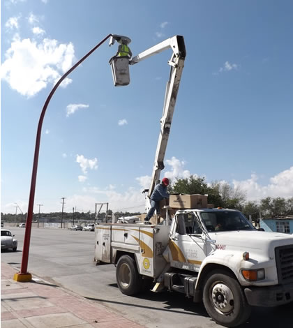 Colocan Reflectores en Alrededores de Gimnasio Josué Neri Santos