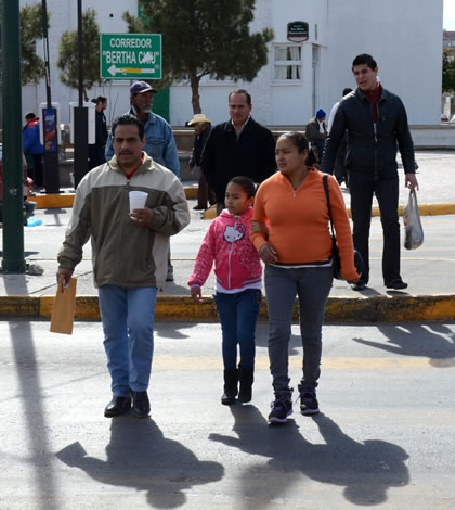 Exhortan a Peatones Tener Precaución al Cruzar Calles