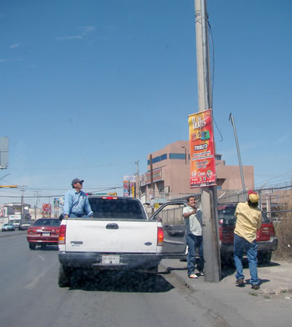 Retiran Anuncios por Carecer de Permiso