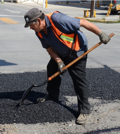 Atienden Calles de la Ciudad con Bacheo