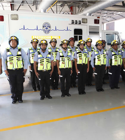 Entregan Uniformes y Unidad de Rescate a Protección Civil