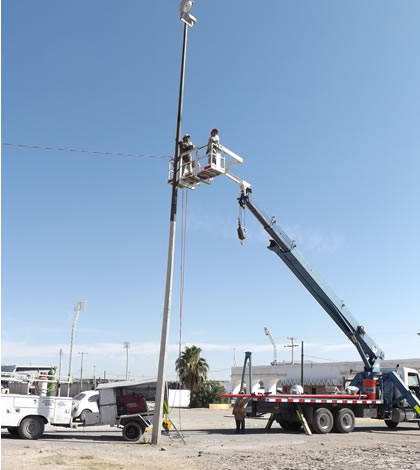 Rehabilitan Luminarias de Súper Postes