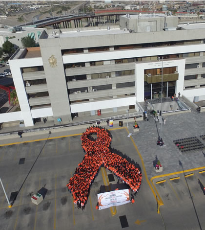 Se Unen en Lazo Humano en Contra de la Violencia de Mujeres