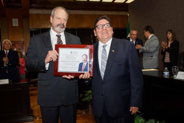 Entrega Cabildo Reconocimiento al Mayor Oscar Lesser