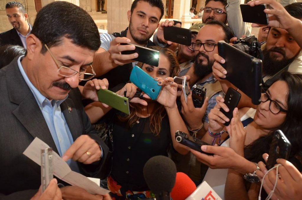 Recibe gobernador su primer cheque. 1 corral-primer-cheque