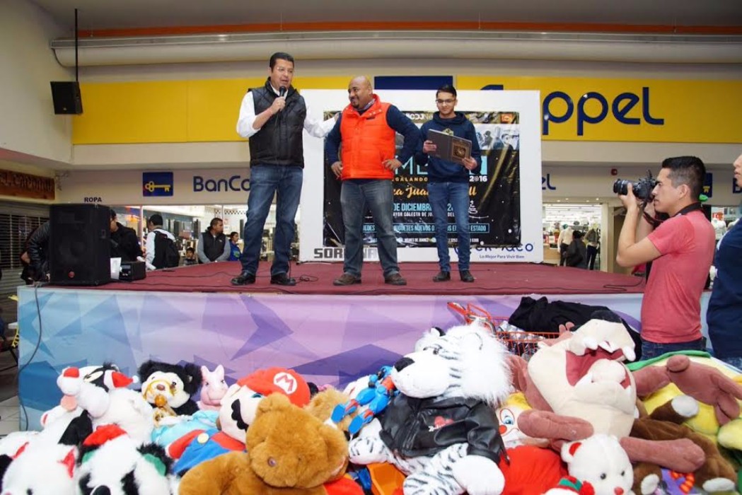 Memeton busca 5,000 juguetes 1 meme 1