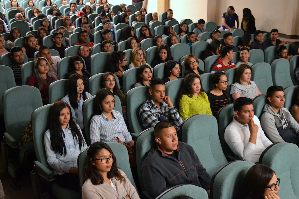 Alumnos de la UTCJ en conferencia Emprendiendo Fuera de la Caja