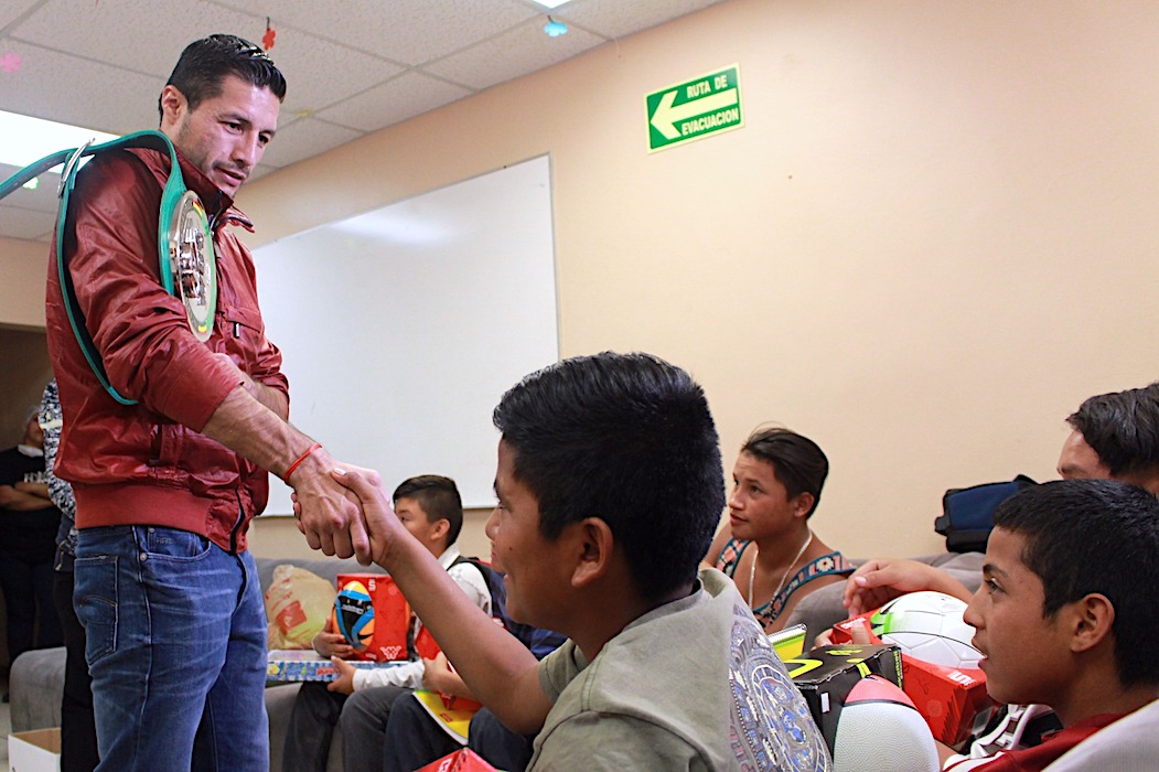 Boxeadores profesionales visitan albergue del DIF Municipal 1 Jhony Gonzalez