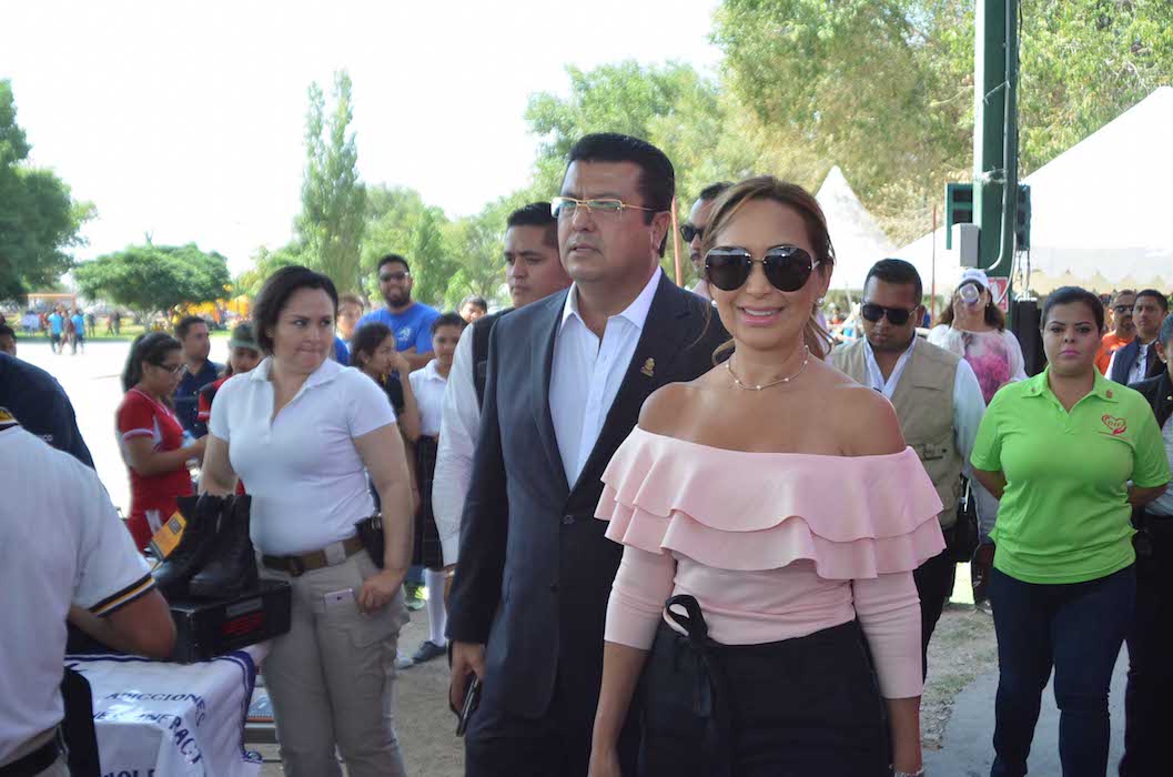 Entrega Alcalde medallas y trofeos a estudiantes de secundaria 1 Armando Cabada Alejandra Cabada DIF