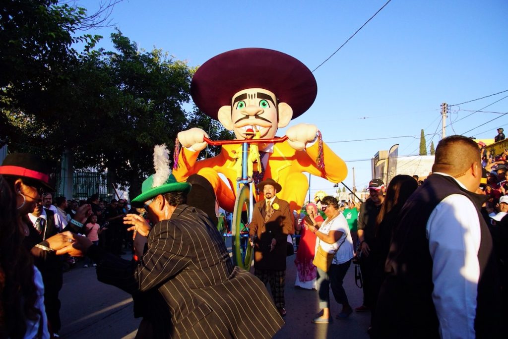 desfile juan gabriel primer aniversario tin tan