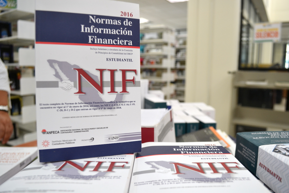 Colegio de Contadores dona libros a la UTCJ 1 UTCJ Colegio de Contadores