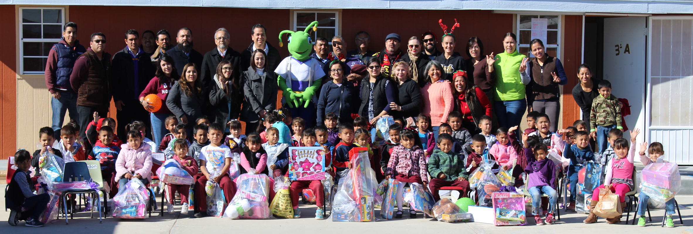 Santa UACH provoca sonrisas a niños con entrega de juguetes 1 Santa UACH 1
