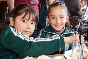 Motivan a estudiantes con programa “Hoy visito un restaurante” 5 Hoy visito un restaurante nenas