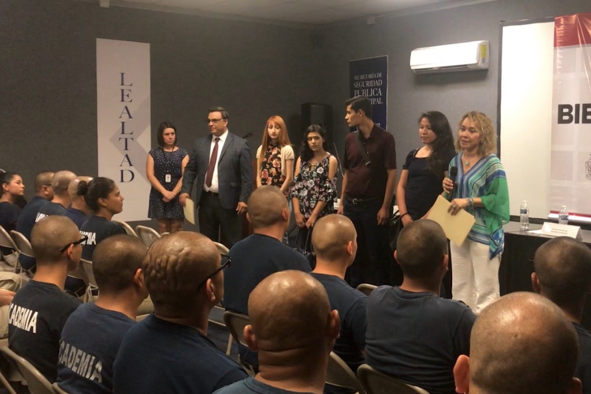 Policia bilingue desarrollo economico