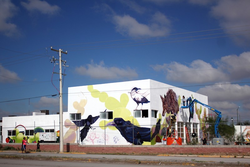 Pintan jóvenes mega mural en CC Riveras del Bravo 1 Mega Mural Riberas del Bravo 2