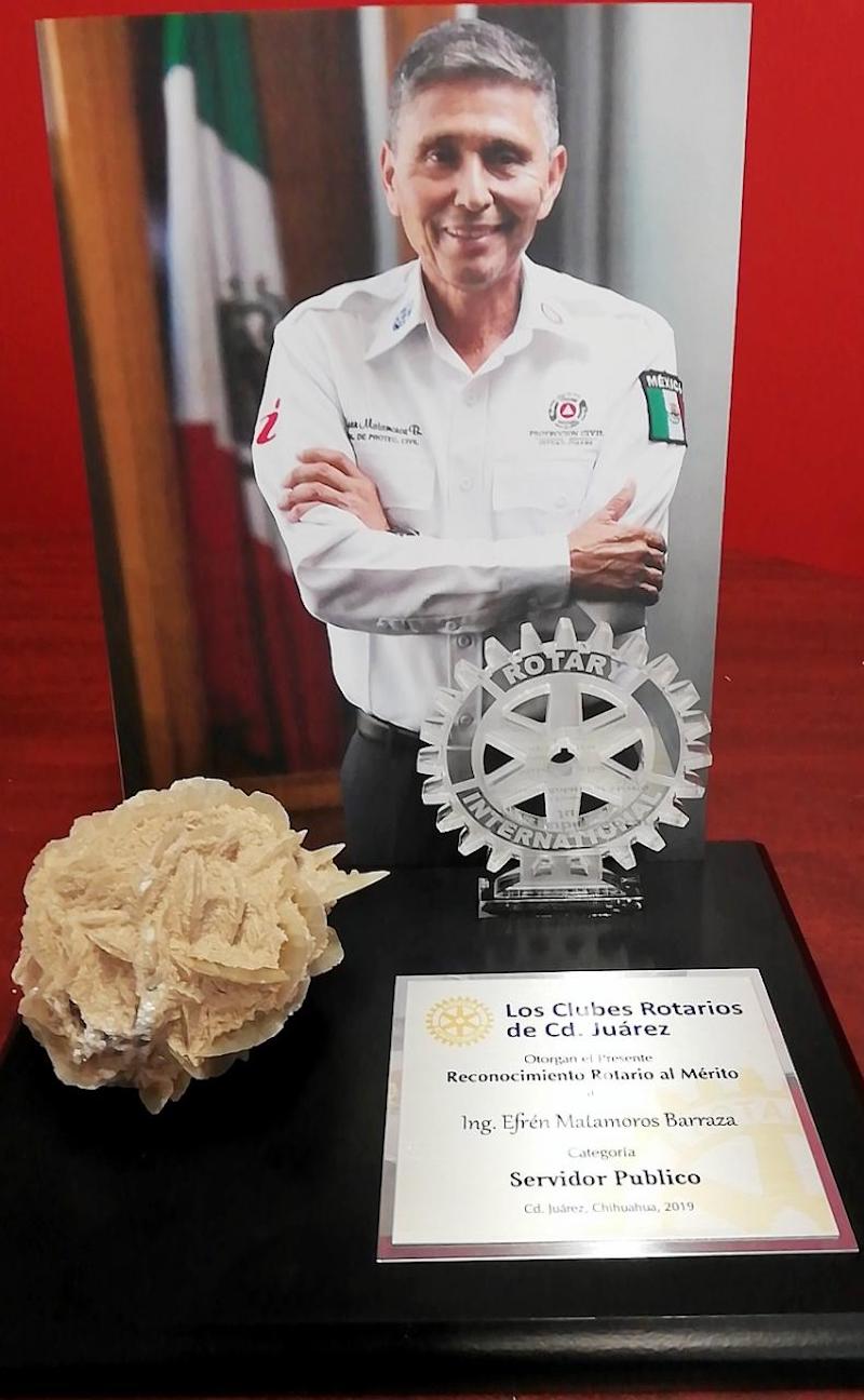 Efren Matamoros rotario al merito