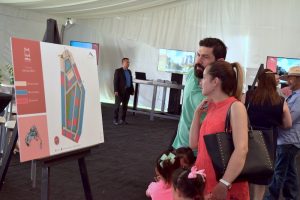 Familia conociendo el proyecto