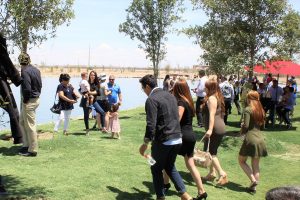 Invitados conviendo a la orilla del lago