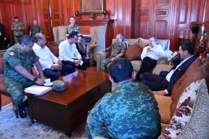 Javier Corral Recibiendo a Gobernadores en su Despacho