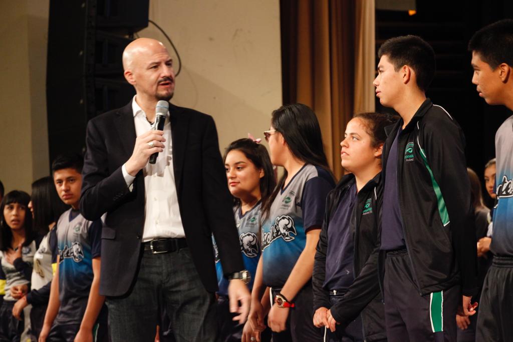 Imparte charla John Milton a estudiantes de secundaria y preparatoria 1 milton 1