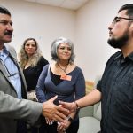 Visita Gobernador Javier Corral a familiares de heridos en El Paso 4