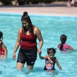 Disfrutan familias juarenses cierre de temporada del Aqua DIF 13