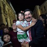 Conviven Gobernador Javier Corral y su esposa Cinthia Chavira con asistentes al Grito 12 Javier Corral Grito 2019 12