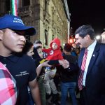 Conviven Gobernador Javier Corral y su esposa Cinthia Chavira con asistentes al Grito 5 Javier Corral Grito 2019 5