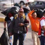 Trasladan a migrantes apostados junto a los puentes 10