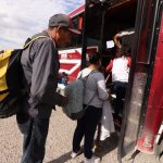 Trasladan a migrantes apostados junto a los puentes 8