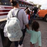 Trasladan a migrantes apostados junto a los puentes 9