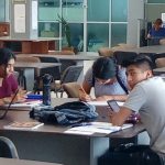 alumnos en biblioteca 4