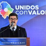 Anuncia Gobernador más inversión para hospitales y equipamiento 19 Entrega Gobernador reconocimientos por el Día del Médico 13