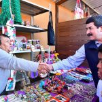 Gobernador Javier Corral saluda a comerciante de la nueva Plaza
