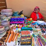Venta de artesanías en la plaza comercial