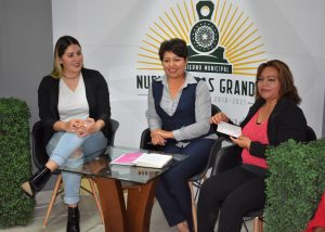 Recibe Ciudadana Distinguida cheque de la Presidencia Municipal 1 2048x1464