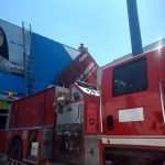 Retira bomberos anuncio a punto de caer 2 anuncio pc 1