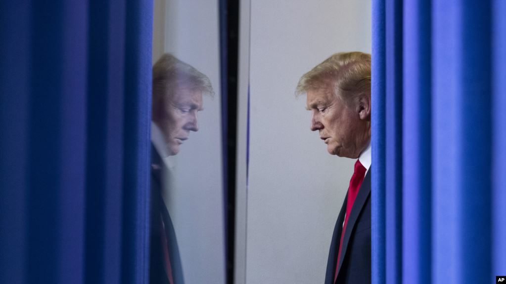 Aprobación de Trump cae a medida que aumenta el número de muertos por coronavirus, 1 Donald Trump pensativo