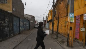 Dsitribuyen ayuda en Chile